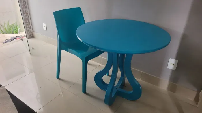 MESA EM LACA . Com cadeira.