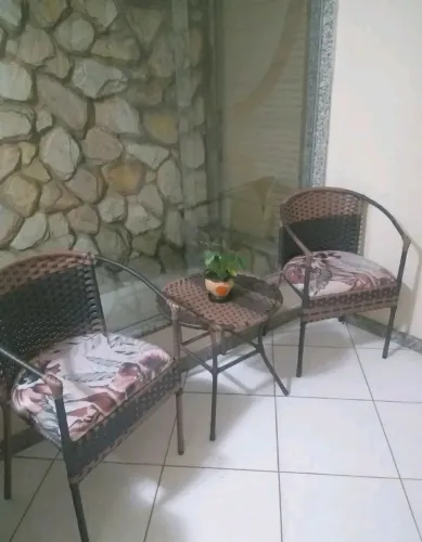 Para sua varanda lindo conjunto de mesa e cadeiras