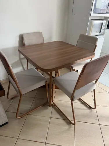 Conjunto mesa e cadeiras