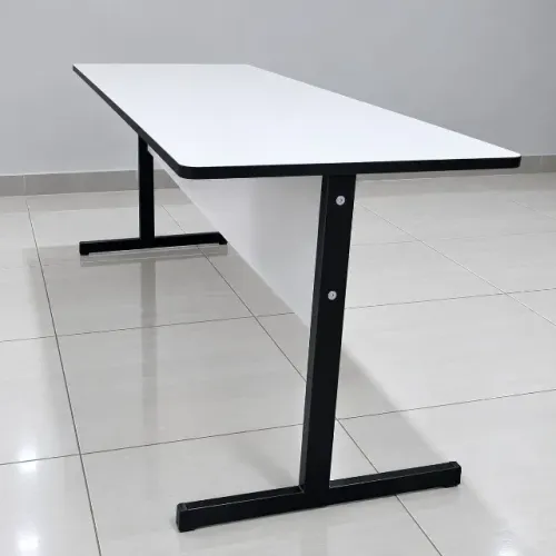 Mesa de Escritório Reta com Gaveteiro Suspenso e Pé em T
