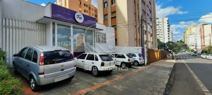 Casa comercial à venda e para alugar no centro de Londrina com 12 salas e 4 banheiros