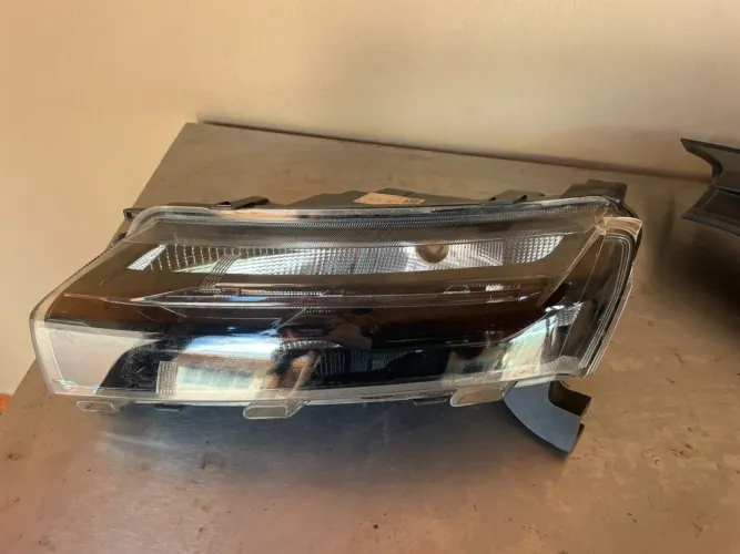 Farol de led e pisca do Kwid LE