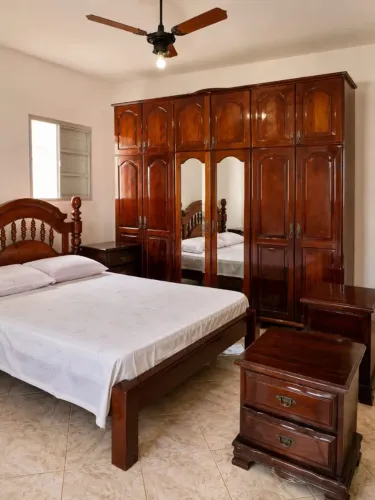 Jogo de Quarto Completo em Madeira Maciça (Cama, Guarda-Roupa e Mesas de Cabeceira)