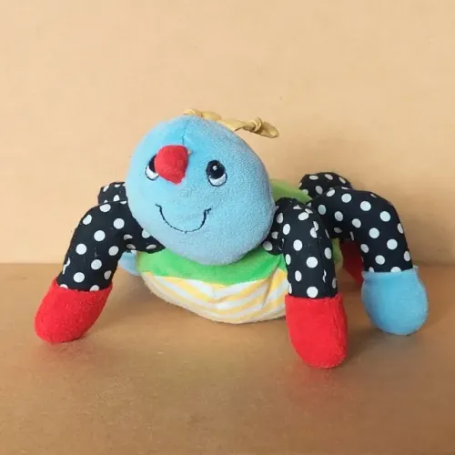 brinquedo - pelúcia aranha besouro inseto de retalhos colorida (usada)