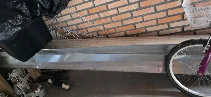 Vendo duas calhas de 3,00 metros cada.