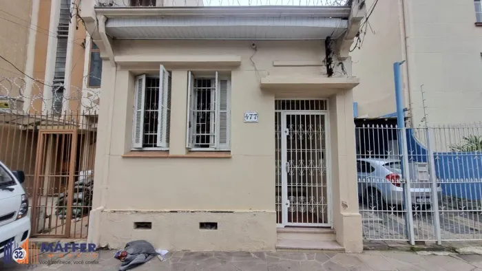 ótima casa transformada em comercial, com 3 salas, banho social, cozinha, pátio,