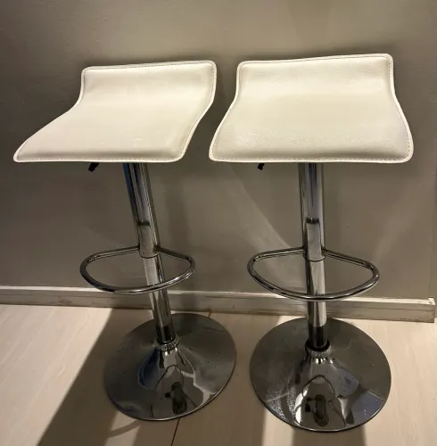 Duas banquetas de couro com regulagem de altura (brancas)
