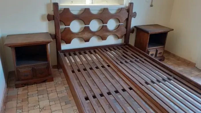 Cama em madeira com 02 mesas de cabeceira