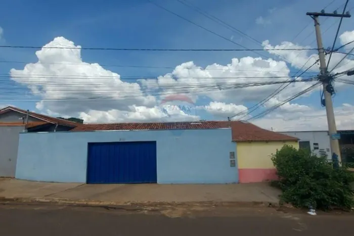 Casa a Venda em Perdizes MG, com 3 quartos (1 suíte, ar condicionado), e ponto comercial