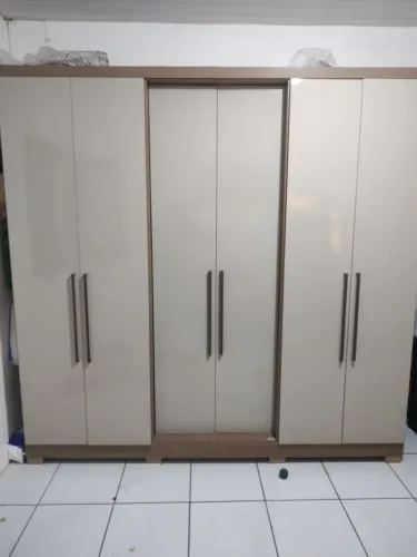 Excelente guarda roupa 6 porta e 4 gavetas