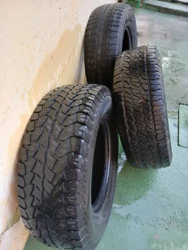 Vende-se pneus  pra S-10  265 70 16
