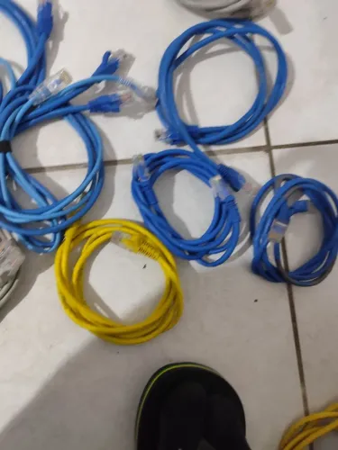Mouse, cabo de rede, cabo de força, cabo HDMI e VGA.