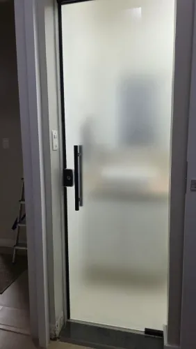 Porta divisória de vidro em excelente estado.