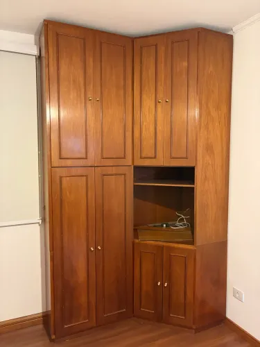 Guarda-Roupa de Canto em Madeira com Sapateira