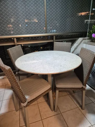 Mesa com 4 cadeiras
