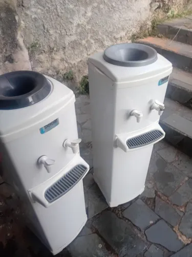 Bebedouro de coluna galão refrigerado 220v