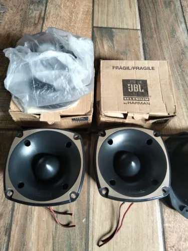 Vendo 2 Twiters e 2 drivers de cornetas,tudo semi novo,as driver de cornetas nunca usados
