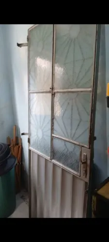 Uma porta de ferro com 2,5 m por 80