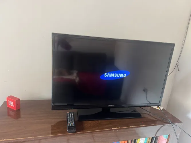 TV Samsung LED 32" com Suporte de Parede + Controle Remoto (Funcionando Perfeitamente