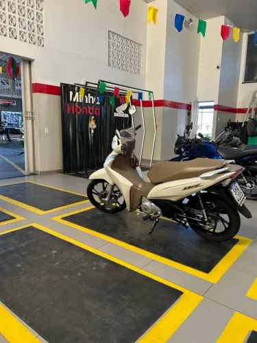 Moto biz 2024 completa com 8.000 km rodados 