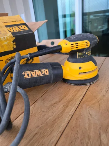 Lixadeira roto orbital Dewalt 