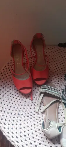 Vendo duas sandálias e uma rasterinha.