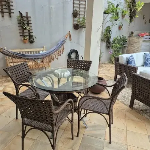 Conjunto de mesa com 4 cadeiras