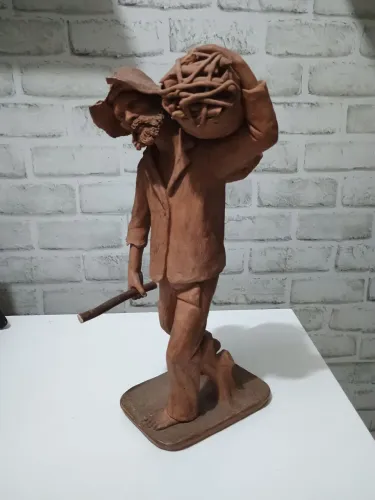 ZÉ DO CARMO. ESCULTURA EM TERRACOTA REPRESENTANDO TRAPEIRO