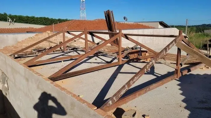 Tesoura de madeira