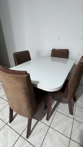 Mesa com 4 cadeiras 