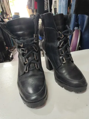 Bota de couro da marca prego n34 com zíper lateral e cadarço 