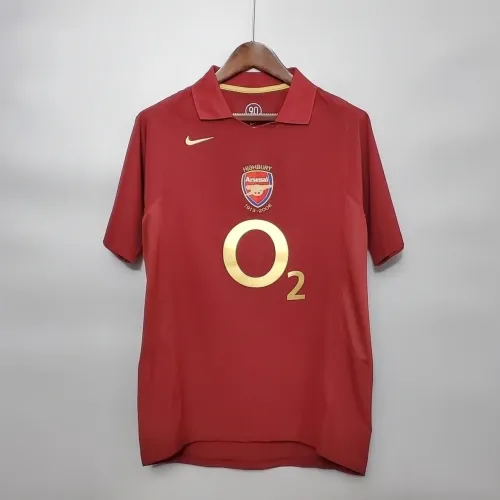 Camisas de times de basquete e futebol