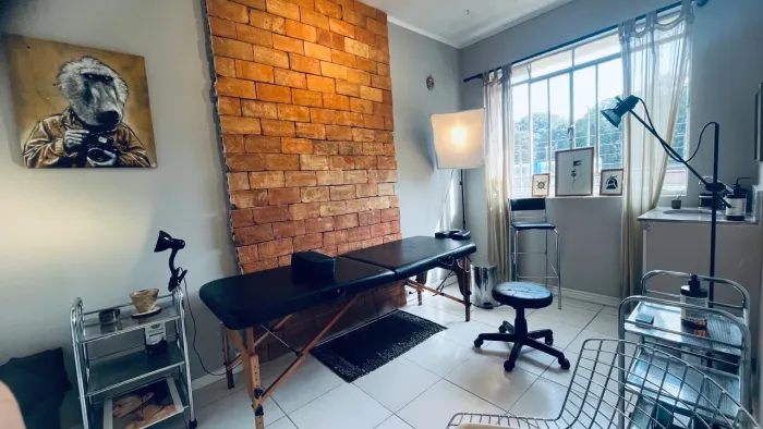 sala para tatuagem. Tattoo hostel home