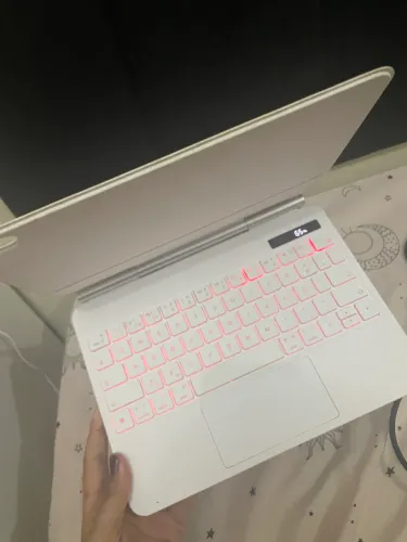 Capa Teclado Magnética Bettdow p/ iPad com Trackpad, RGB e Visor LED - Branca