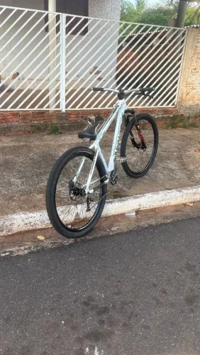 Bicicleta aro 29, quadro 17, peças novas