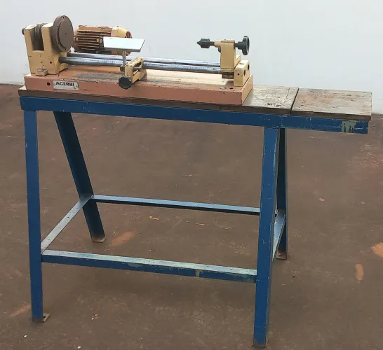 Torno para madeira Acerbi, com cavalete.