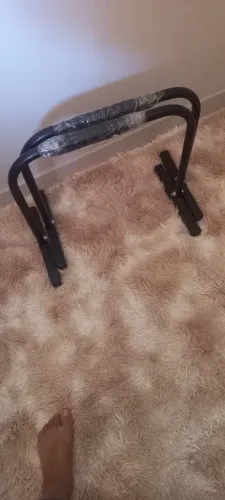 Uma barra fixa e uma barra de calestenia