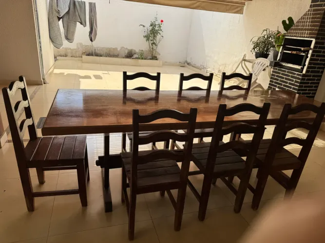 Mesa de madeira com 7 cadeiras