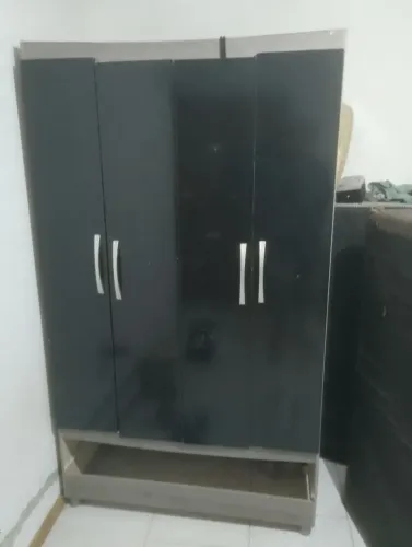 Guarda-Roupa Solteiro / Casal 4 Portas Preto com Nicho Inferior