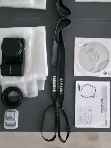 Câmera corpo Samsung NX2000 20.3MP com acessórios