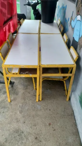 Vendo 4 mesas escolares infantis cada uma vai com 2 cadeiras