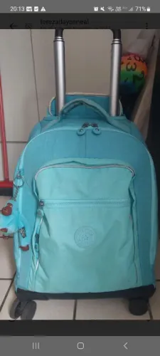 Kit Mochila de rodinhas e lancheira Kipling, original, com 1 ano de uso, em ótimo estado.