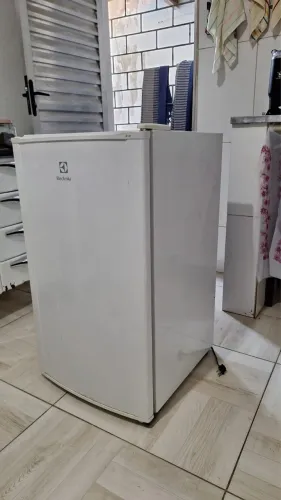 Frigobar electrolux 122l