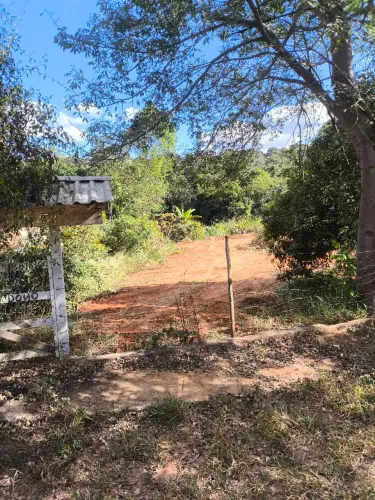 Vendo ótimo terreno próximo a fazenda velha terreno com muita água no fundo