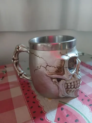 Vendo caneca , caveira ? nova
