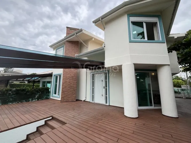 Casa com 4 suítes em Jurerê