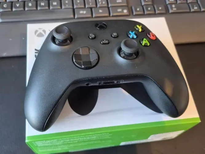 Controle Xbox Series (poucos meses)