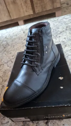 Bota masculina em couro