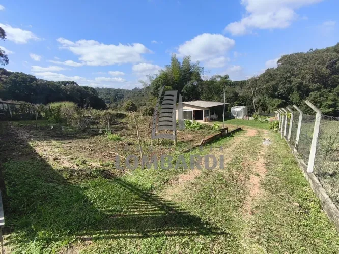 Chácara dos Sonhos à Venda: Seu Refúgio de Paz e Lazer Completo!
