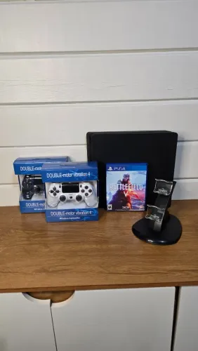 (PROMOÇÃO) PS4 SLIM 1TB COMPLETO + 43 JOGOS + 2 CONTROLES LACRADOS + BASE CARREG (Parcelo)